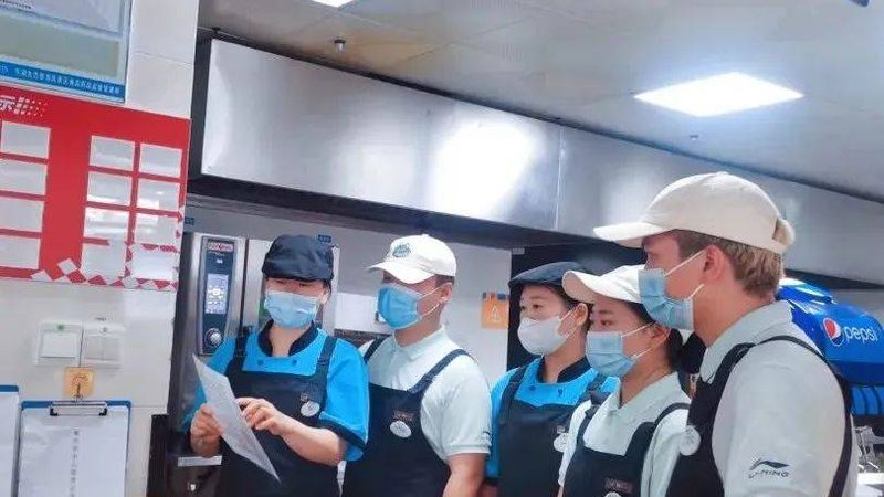 优质供应商是保证零食批发加盟店进货价合理的关键。在选择供应商时，要关注以下因素：