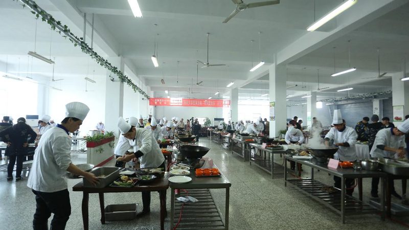 在选择生抽和老抽时，可以从以下几个方面进行考虑：